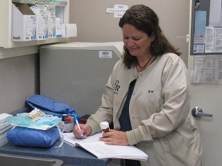 Tech Susan records a patient's medication information